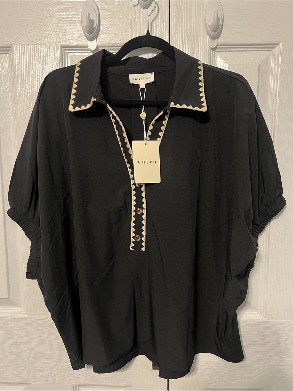 NWT entro Black Short-Sleeve Blouse with Cream Zigzag Trim Size Large